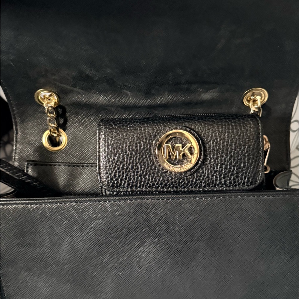 B86-Michael Kors Black Shoulder Bag with Gold Chain -  wallet sold separately - Picture 6 of 6